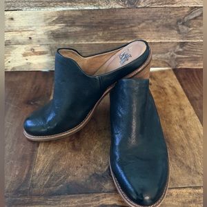 Black leather Sofft Ameera clog